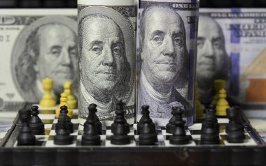 100 dolara satranç oyununun kavramsal çekimi. İş dünyasındaki kavramsal rekabet..