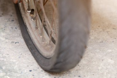 Motosiklet tekerleğinin pasını kapat. Motosiklet lastiği sızıntısı Lastiğin süresi dolmuş..