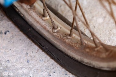 Motosiklet tekerleğinin pasını kapat. Motosiklet lastiği sızıntısı Lastiğin süresi dolmuş..