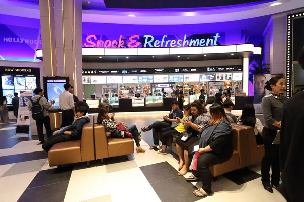 Korat Thailand 2016年12月19日 第21ターミナルで 劇場の未確認の人々が集中的に参加しました この場所は非常に有名なショッピングモールです — ストック写真