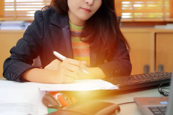 Retrato Una Mujer Negocios Bastante Joven Con Gafas Sentada Lugar — Foto de Stock