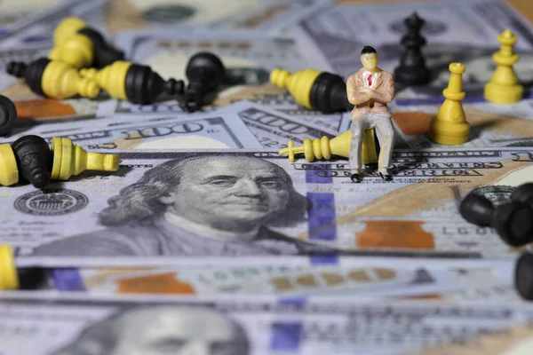 Close Shot Businessman Model Conceptual Chess Game One Hundred Dollars — Φωτογραφία Αρχείου