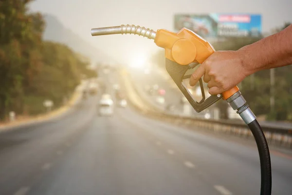 Händerna Som Håller Ett Bränslemunstycke Bilar Och Landtransport Gatan Bakgrunden — Stockfoto