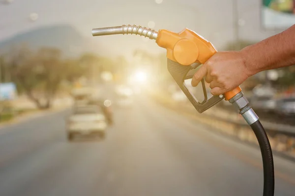 Manos Sosteniendo Una Boquilla Combustible Los Coches Transporte Terrestre Calle — Foto de Stock