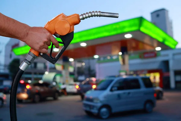 Manos Sosteniendo Una Boquilla Combustible Los Coches Imagen Borrosa Gasolinera — Foto de Stock