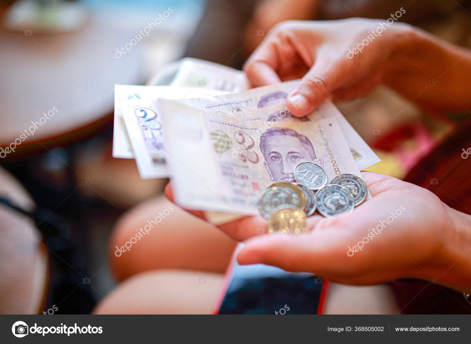 手里拿着10元现钞准备购物新加坡货币在购物中价值不菲—— 库存社论照片© Narin_Photo #368505002