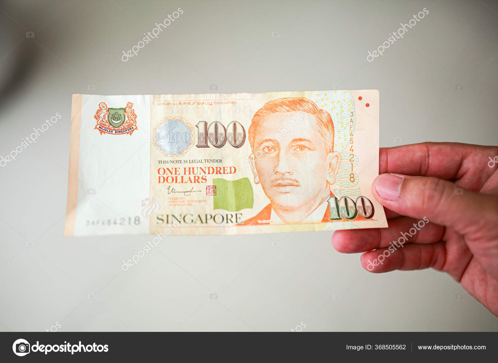 손에는 쇼핑을 준비가 달러짜리 통장이 싱가포르의 가치를 — 스톡 에디토리얼 사진 © Narin_Photo #368505562