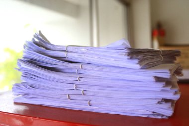 kağıt belgeleri arşivinde yığılmış