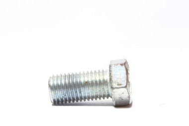 Beyaz arkaplanda tek cıvata izole edildi