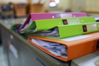 kağıt belgeleri arşivinde yığılmış