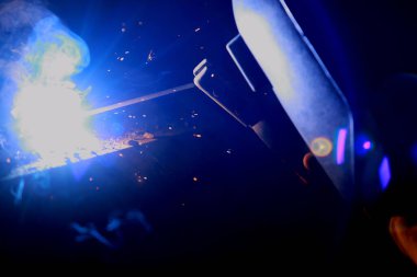 Koruyucu maske kaynaklama metali olan yakın plan işçi..