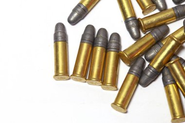 beyaz arkaplanda izole edilmiş mermiler