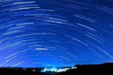 Gece boyunca güzel yıldız izi görüntüsü