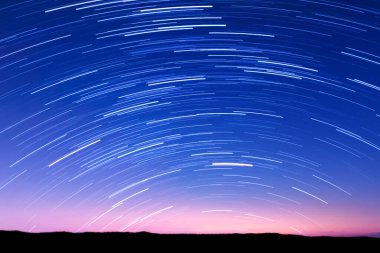 Gece boyunca güzel yıldız izi görüntüsü