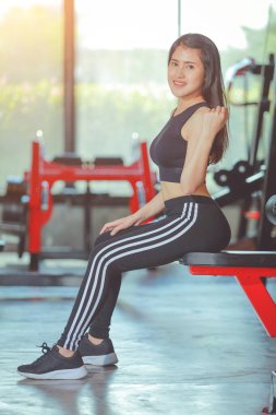 Güzel Asyalı kadın jimnastik yapıyor. Sağlıklı yaşam tarzı kavramı.