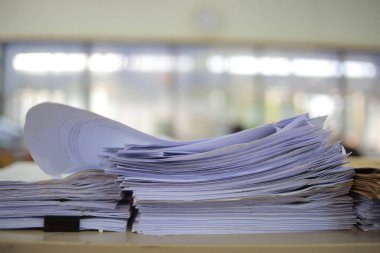 Bulanık arkaplan ile modern ofiste saklanan belgeler