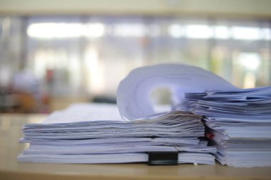 Bulanık arkaplan ile modern ofiste saklanan belgeler