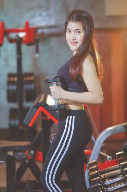 Güzel Asyalı kadın jimnastik yapıyor. Sağlıklı yaşam tarzı kavramı.