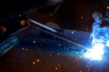 Koruyucu maske kaynaklama metali olan yakın plan işçi..