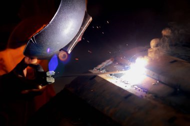 Koruyucu maske kaynaklama metali olan yakın plan işçi..