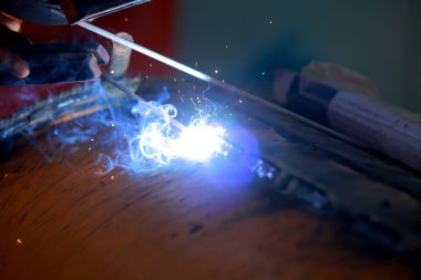 Koruyucu maske kaynaklama metali olan yakın plan işçi..