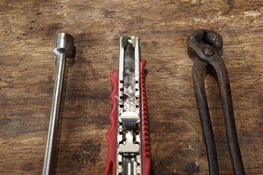 Tahta masadaki eski aletler.