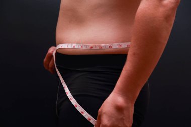 Obez kadının bant ile ölçtüğü yakın görüş