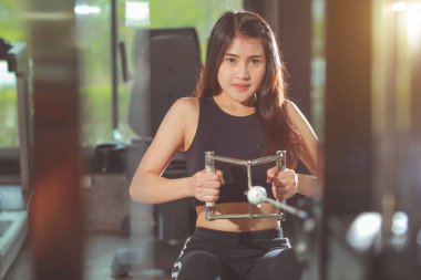 Güzel Asyalı kadın jimnastik yapıyor. Sağlıklı yaşam tarzı kavramı.