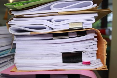 kağıt belgeleri arşivinde yığılmış
