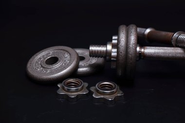 Dambıllar ya da ağırlıklar siyah masanın üzerinde ve metnin için boşluk var.