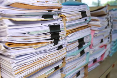 kağıt belgeleri arşivinde yığılmış