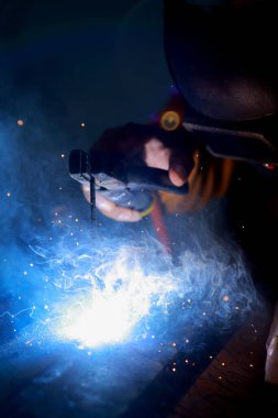 Koruyucu maske kaynaklama metali olan yakın plan işçi..