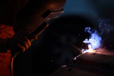 Atölyede çalışan kaynakçıya yakın çekim.