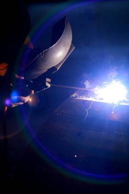 Atölyede çalışan kaynakçıya yakın çekim.