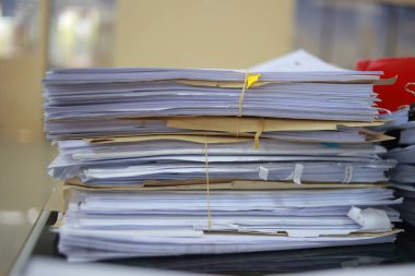 Bulanık arkaplan ile modern ofiste saklanan belgeler