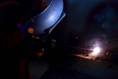 Atölyede çalışan kaynakçıya yakın çekim.