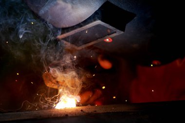 Koruyucu maske kaynaklama metali olan yakın plan işçi..