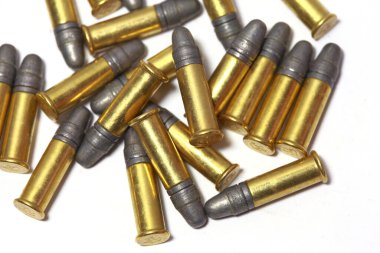 beyaz arkaplanda izole edilmiş mermiler