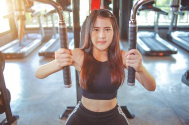 Güzel Asyalı kadın jimnastik yapıyor. Sağlıklı yaşam tarzı kavramı.