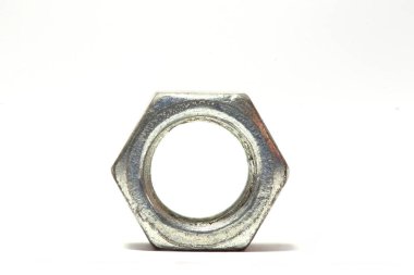 Metal ceviz beyaz arkaplanda izole