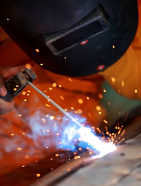 Koruyucu maske kaynaklama metali olan yakın plan işçi..