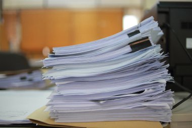 Bulanık arkaplan ile modern ofiste saklanan belgeler