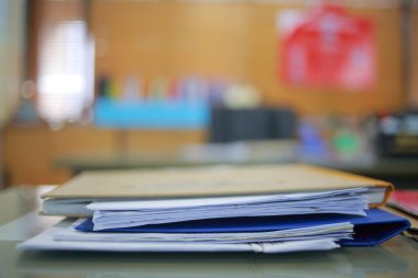 Bulanık arkaplan ile modern ofiste saklanan belgeler