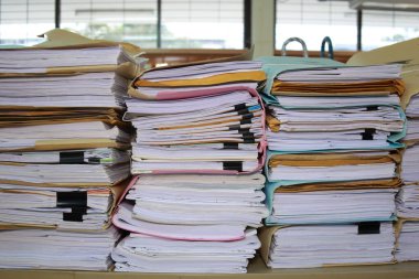 kağıt belgeleri arşivinde yığılmış