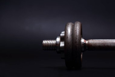 Dambıllar ya da ağırlıklar siyah masanın üzerinde ve metnin için boşluk var.