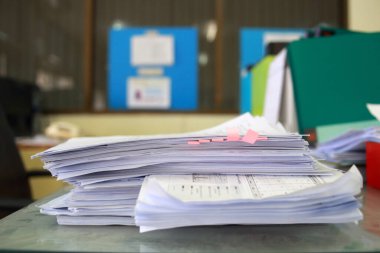 kağıt belgeleri arşivinde yığılmış