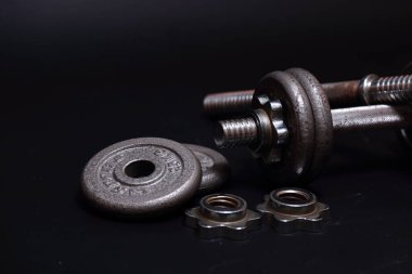 Dambıllar ya da ağırlıklar siyah masanın üzerinde ve metnin için boşluk var.