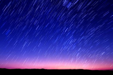 Gece boyunca güzel yıldız izi görüntüsü