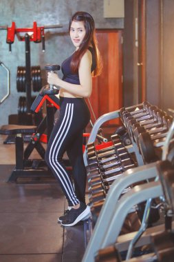 Güzel Asyalı kadın jimnastik yapıyor. Sağlıklı yaşam tarzı kavramı.