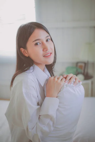 Mulher Asiática Camisa Branca Cama Depois Acordar Bom Dia Conceito — Fotografia de Stock